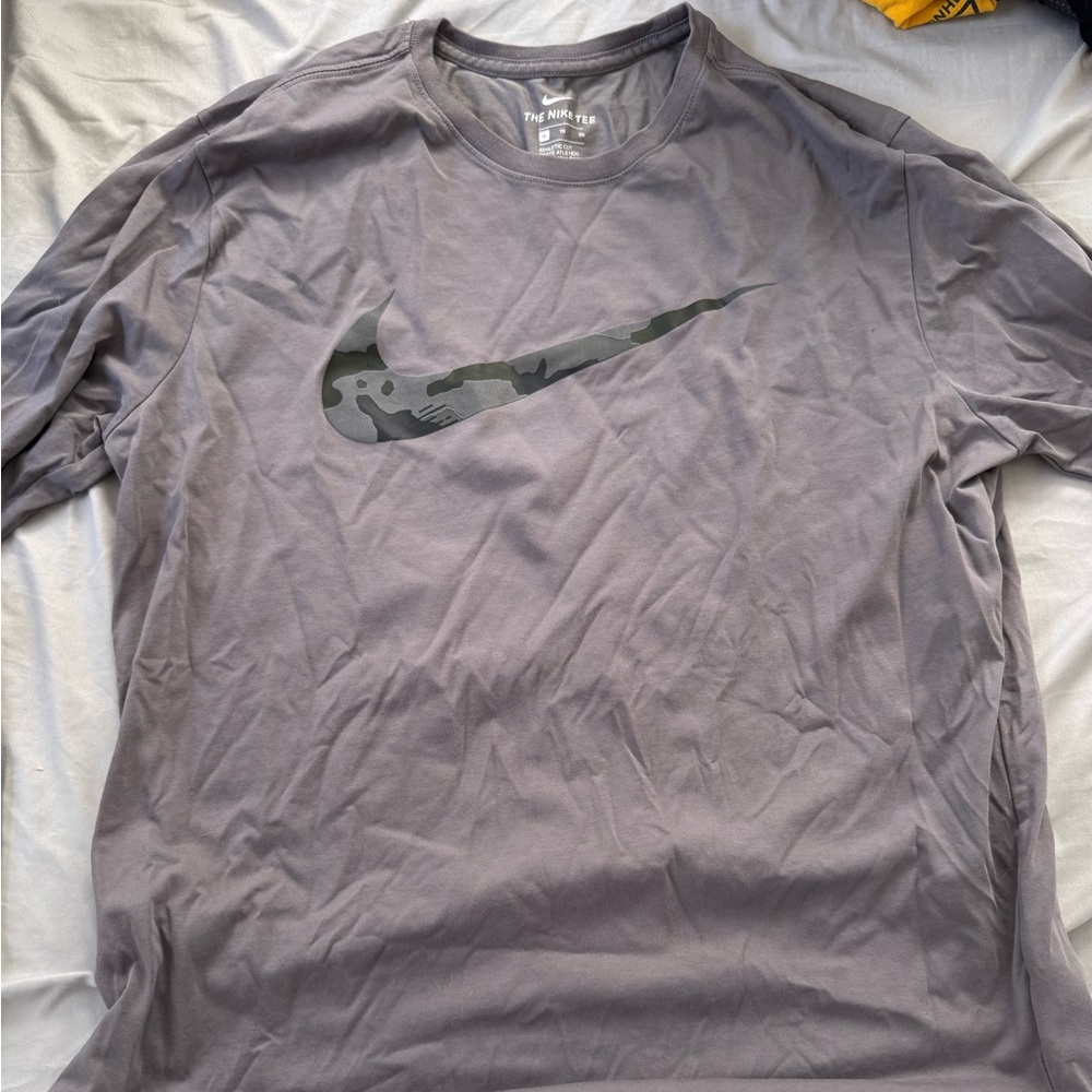 Long sleeve Men’s Gray Nike Shirt. Size XL